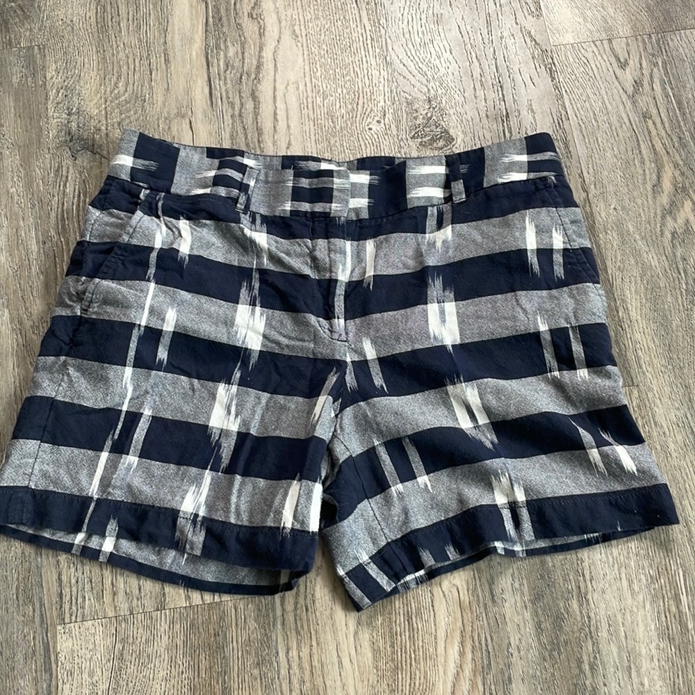 Ann Taylor LOFT, The Riviera Short, Navy White, 5” Inseam, size 6